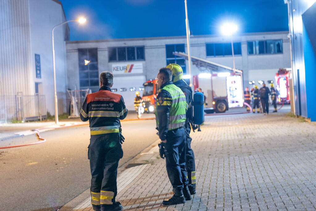 Bakwagen brandt volledig uit op bedrijventerrein Waarderpolder