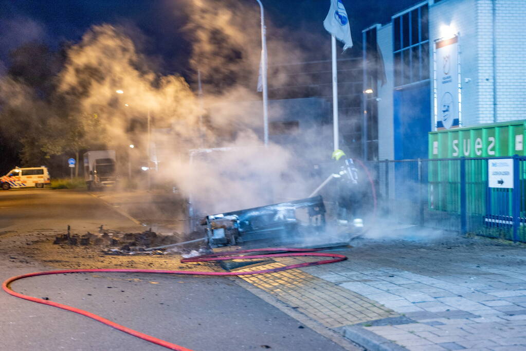 Bakwagen brandt volledig uit op bedrijventerrein Waarderpolder