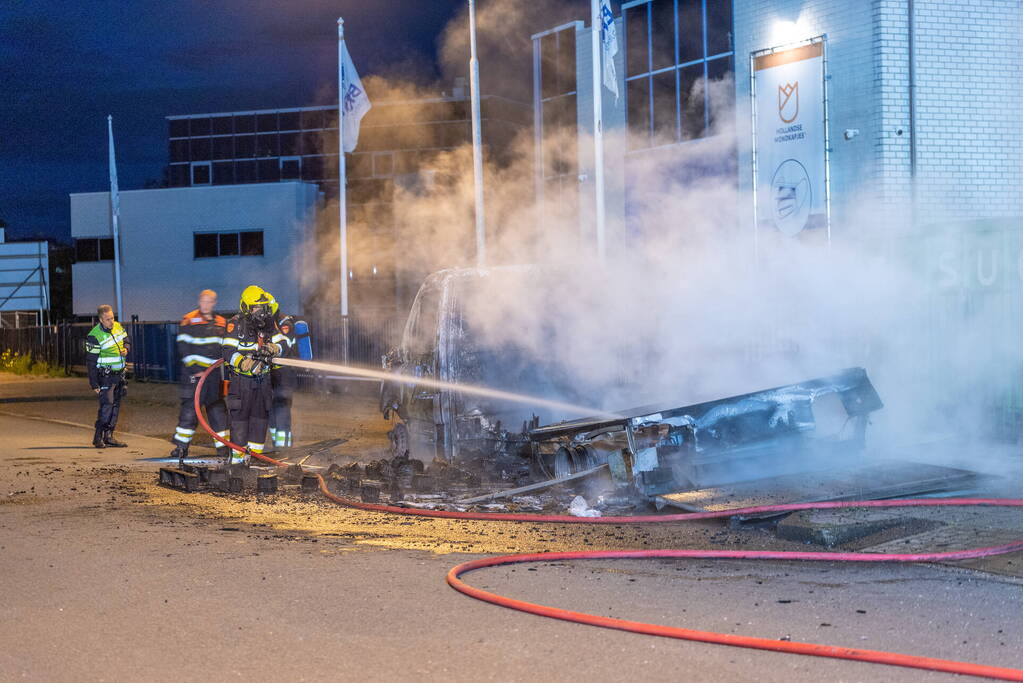 Bakwagen brandt volledig uit op bedrijventerrein Waarderpolder