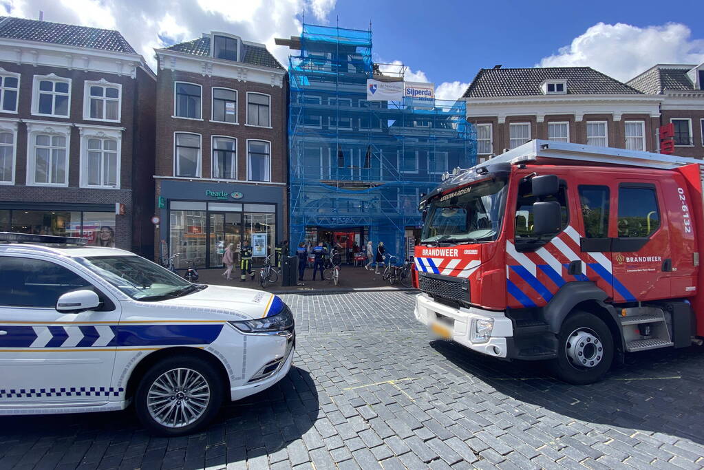 Brandweer doet onderzoek naar rook in drogisterij Etos