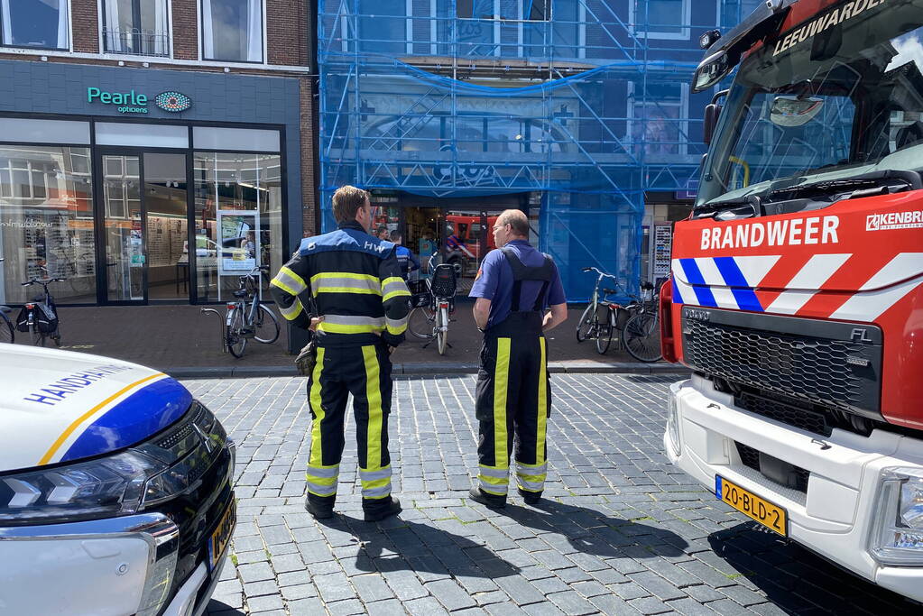Brandweer doet onderzoek naar rook in drogisterij Etos