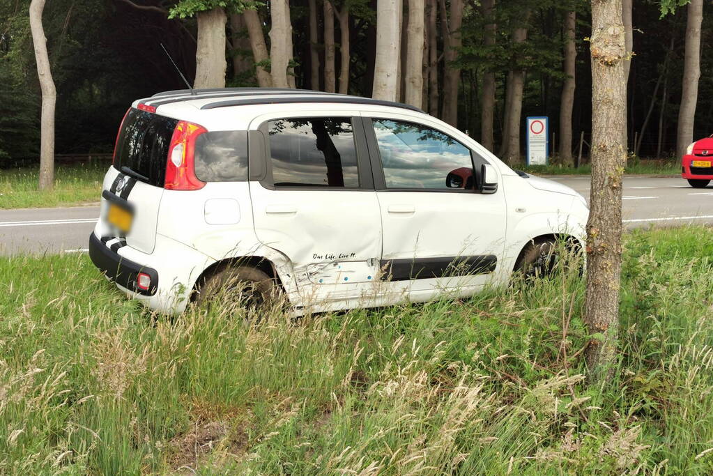 Schade bij aanrijding tussen twee auto's