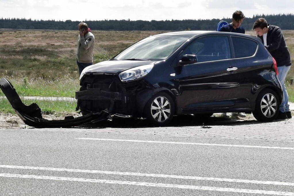 Schade bij aanrijding tussen twee auto's