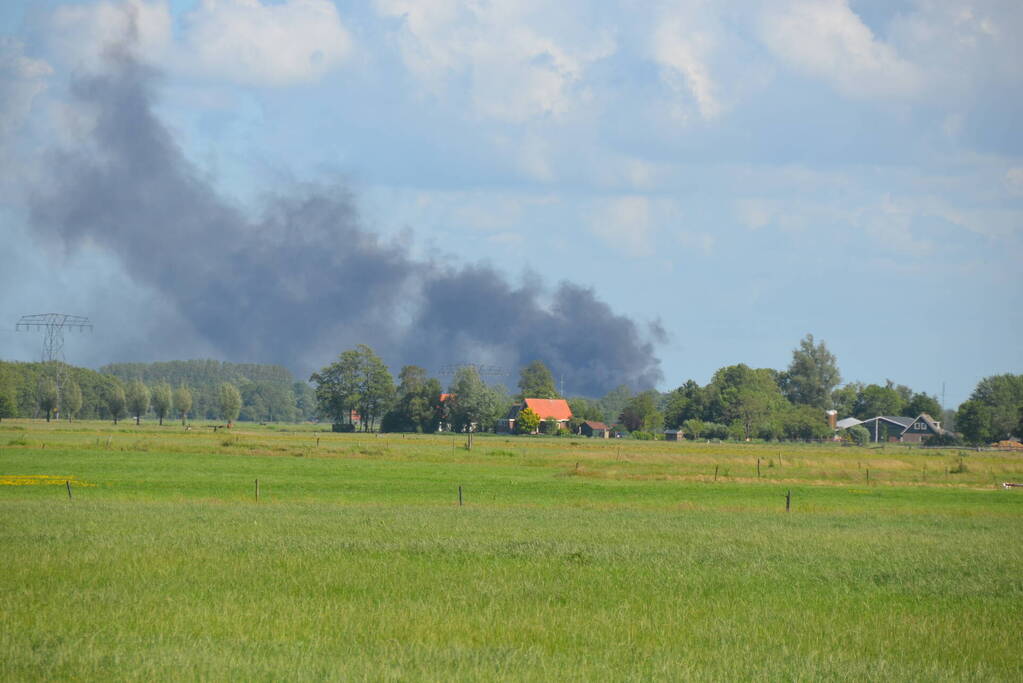 Enorme rookwolken bij brand Bakker Logistiek