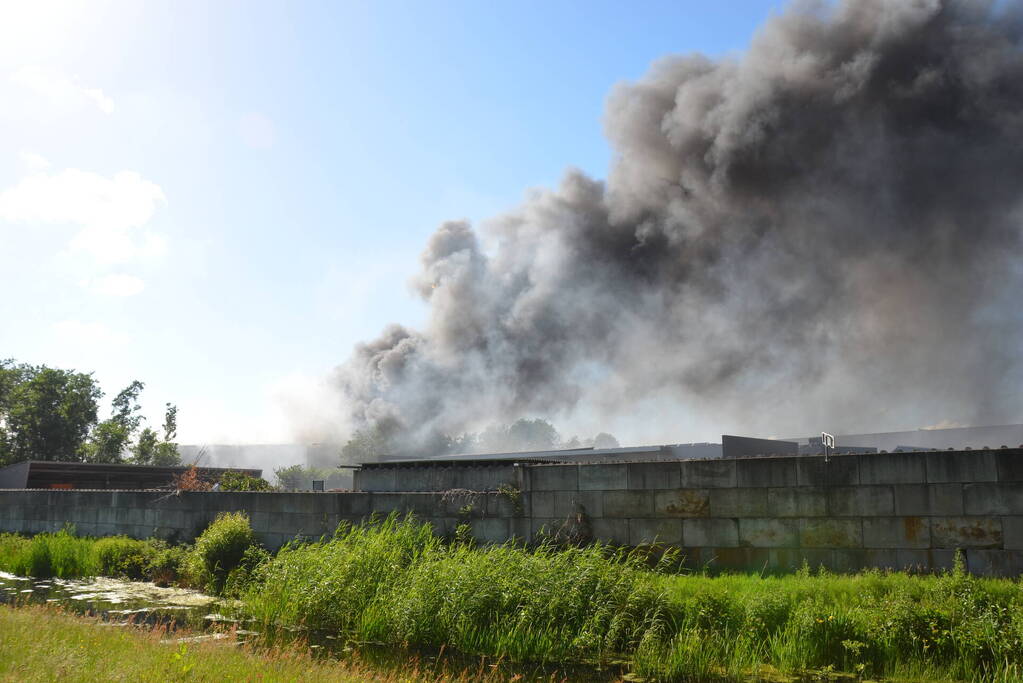 Enorme rookwolken bij brand Bakker Logistiek