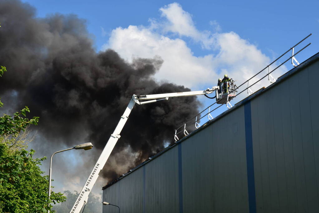 Enorme rookwolken bij brand Bakker Logistiek