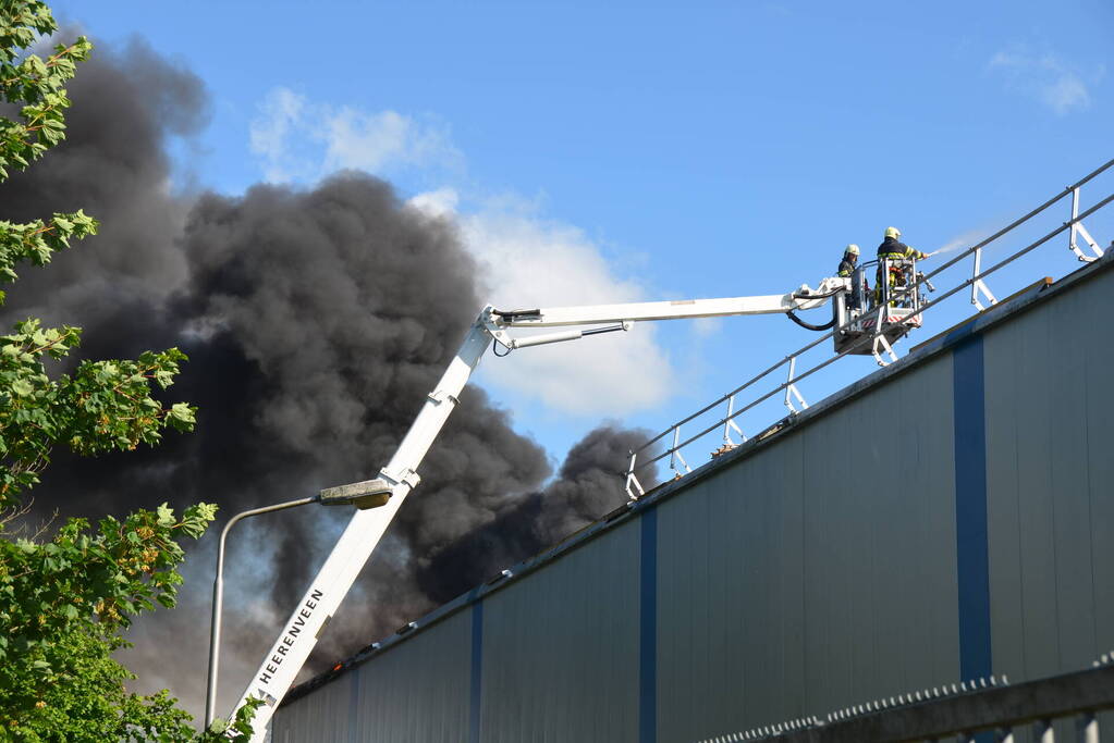 Enorme rookwolken bij brand Bakker Logistiek