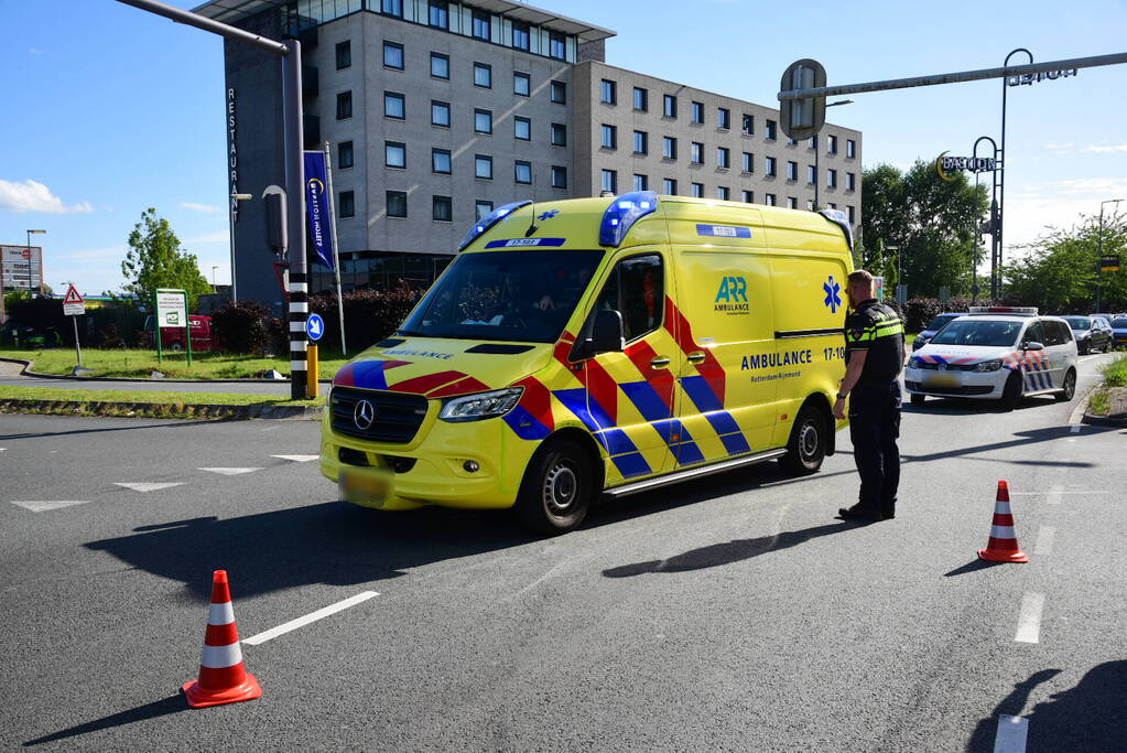 Scooterrijder rijdt door rood en raakt zwaargewond