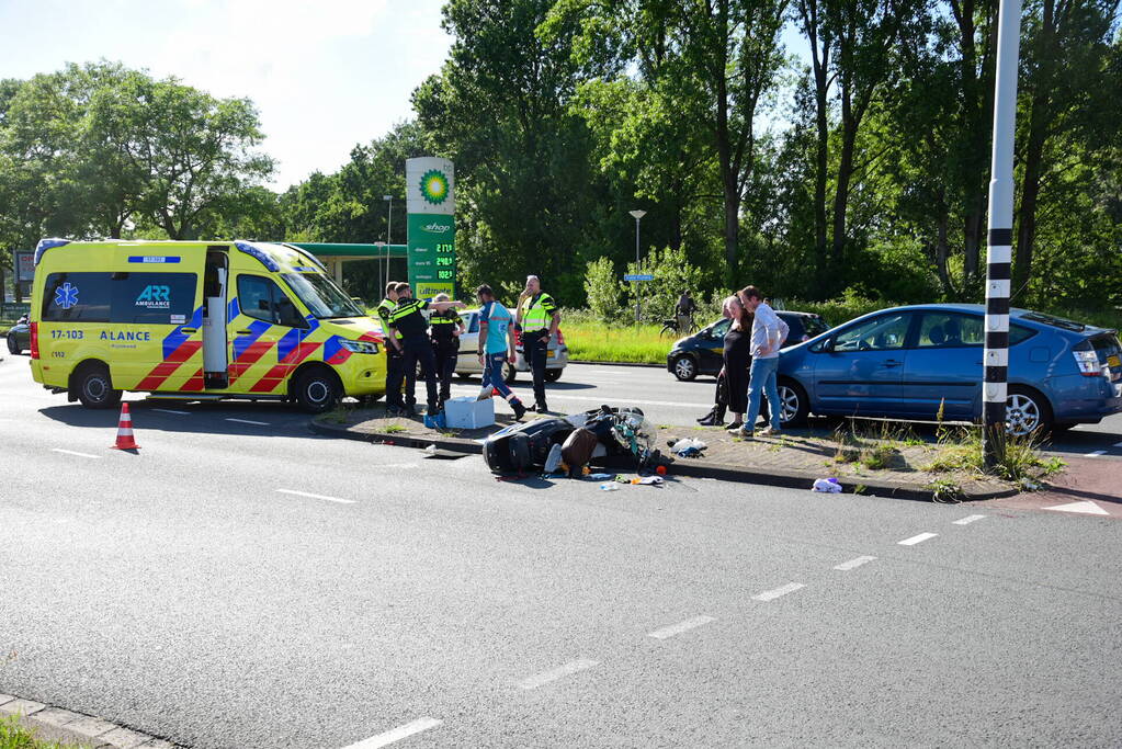 Scooterrijder rijdt door rood en raakt zwaargewond