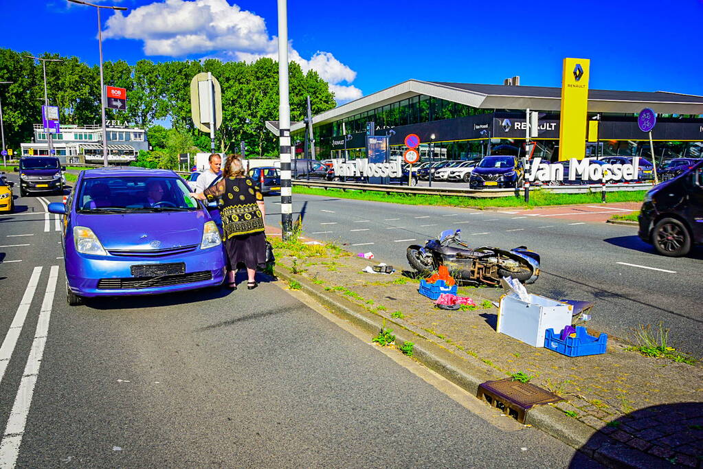 Scooterrijder rijdt door rood en raakt zwaargewond