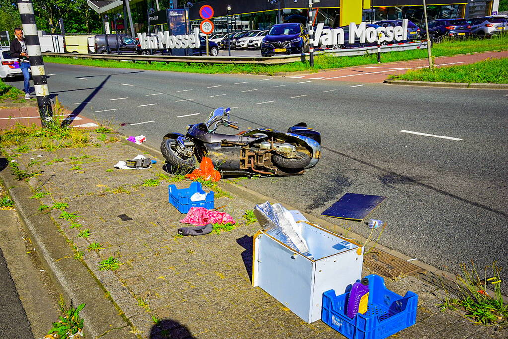 Scooterrijder rijdt door rood en raakt zwaargewond