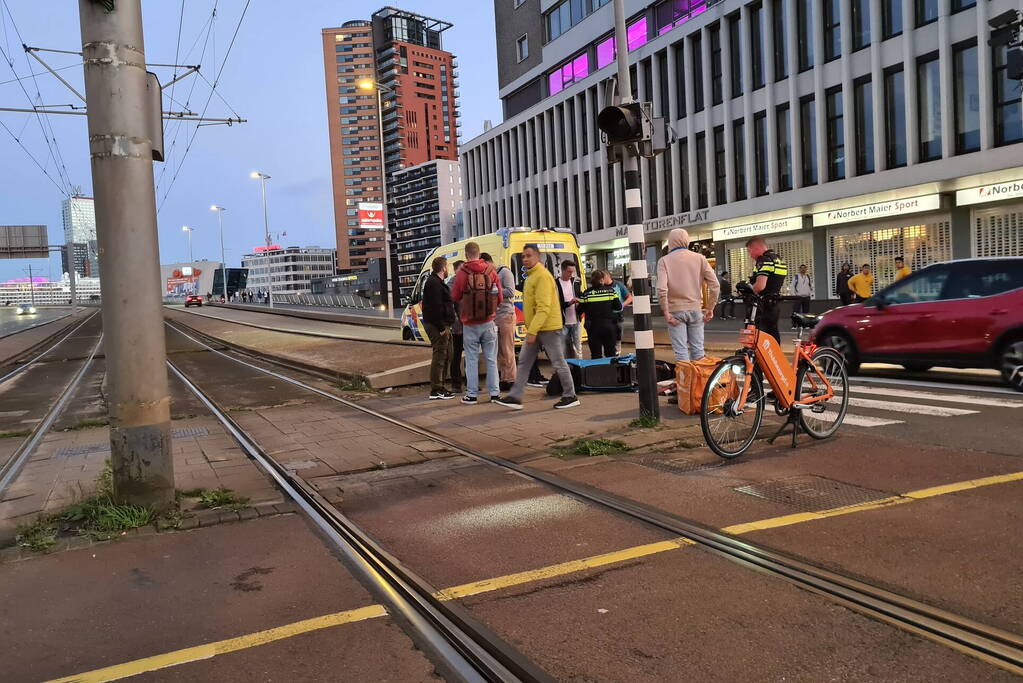 Motorrijder veroorzaakt ongeluk en rijdt ervandoor