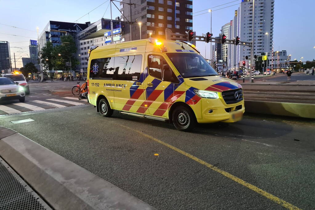 Motorrijder veroorzaakt ongeluk en rijdt ervandoor