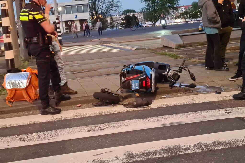 Motorrijder veroorzaakt ongeluk en rijdt ervandoor