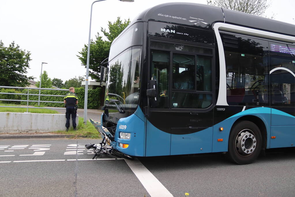 Jonge fietser belandt met fiets onder lijnbus