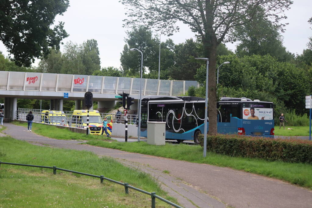 Jonge fietser belandt met fiets onder lijnbus