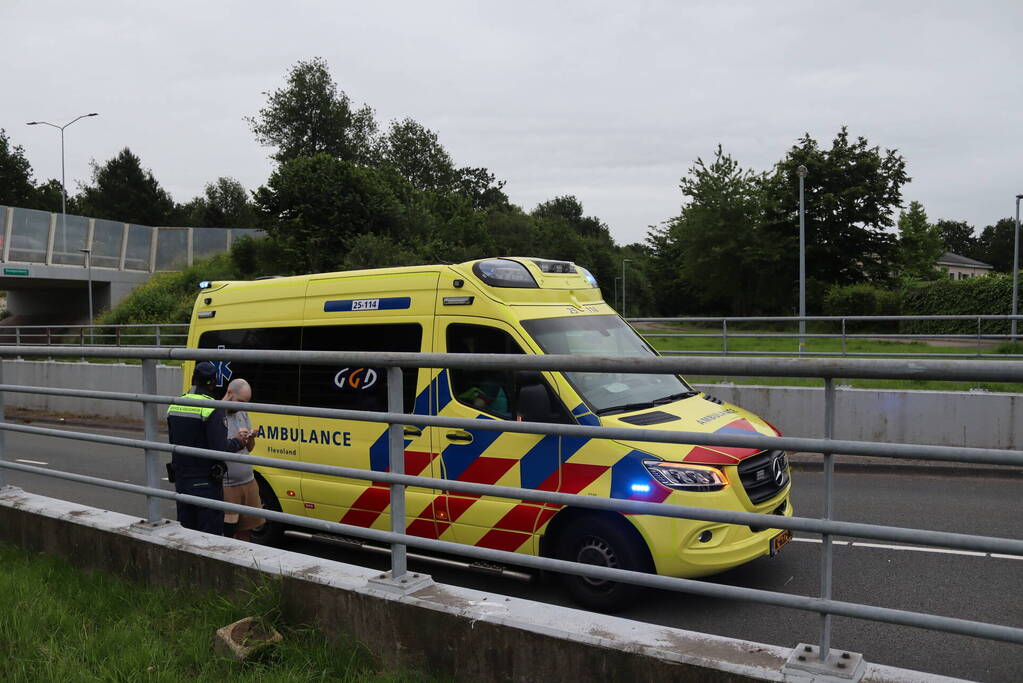 Jonge fietser belandt met fiets onder lijnbus