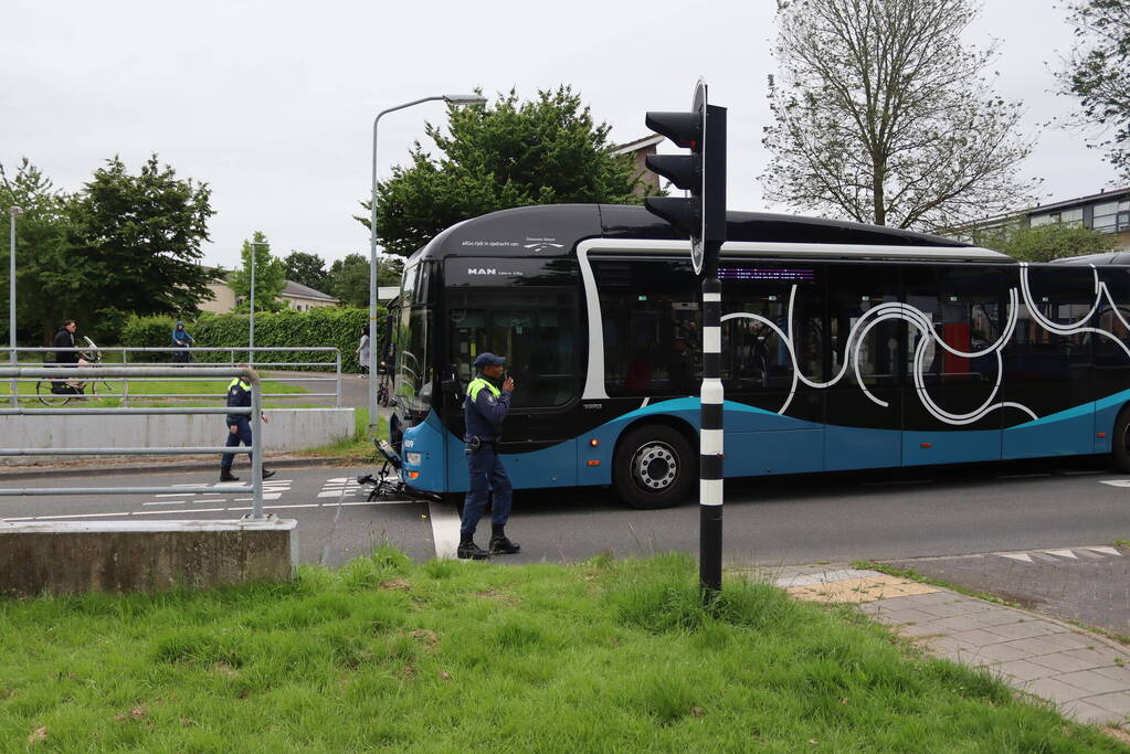 Jonge fietser belandt met fiets onder lijnbus