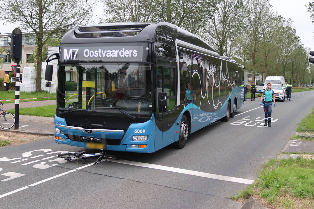 Jonge fietser belandt met fiets onder lijnbus