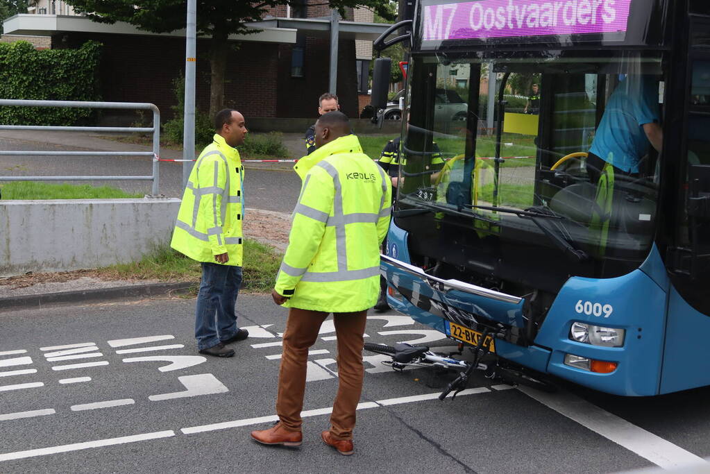 Jonge fietser belandt met fiets onder lijnbus
