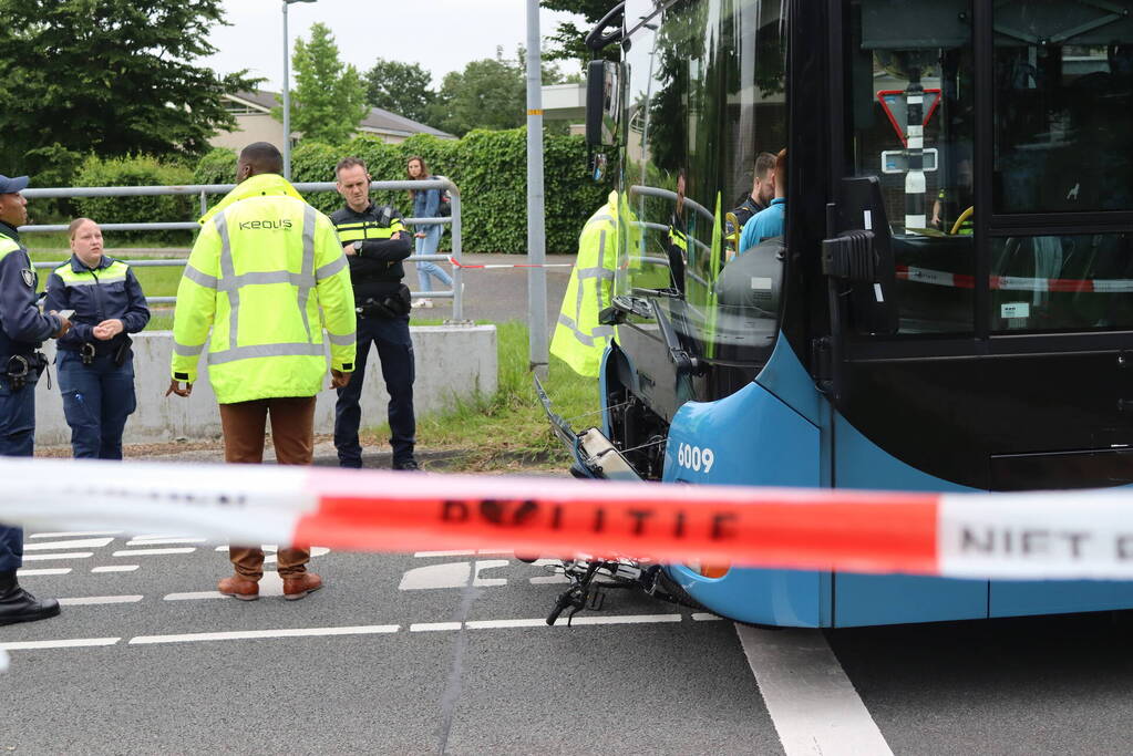 Jonge fietser belandt met fiets onder lijnbus