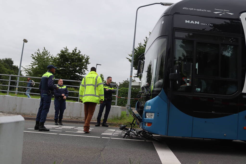 Jonge fietser belandt met fiets onder lijnbus