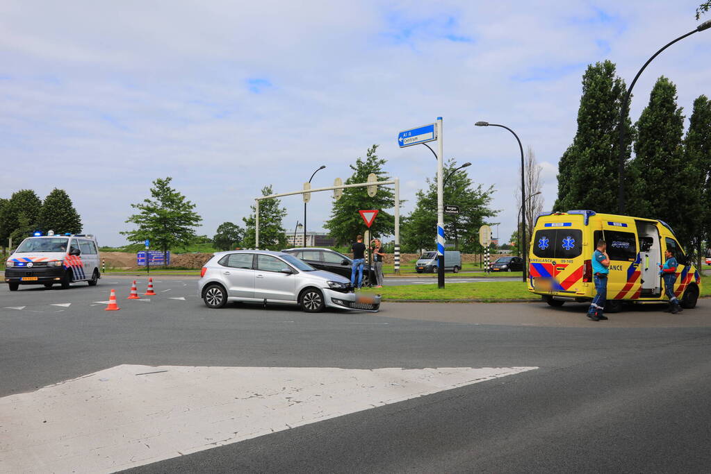 Twee auto's botsen bij verkeerslicht Vathorst