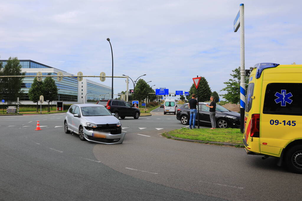 Twee auto's botsen bij verkeerslicht Vathorst