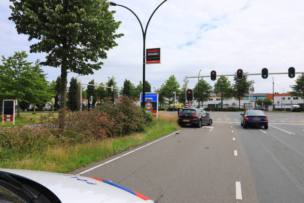 Twee auto's botsen bij verkeerslicht Vathorst
