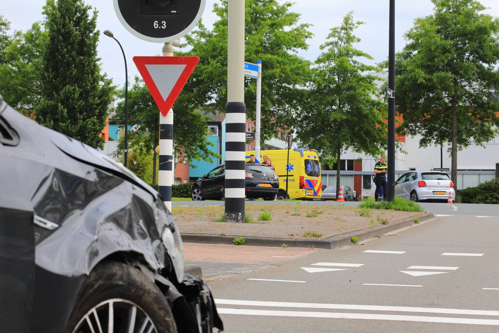 Twee auto's botsen bij verkeerslicht Vathorst