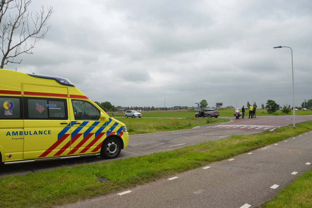 Twee auto's botsen op kruispunt