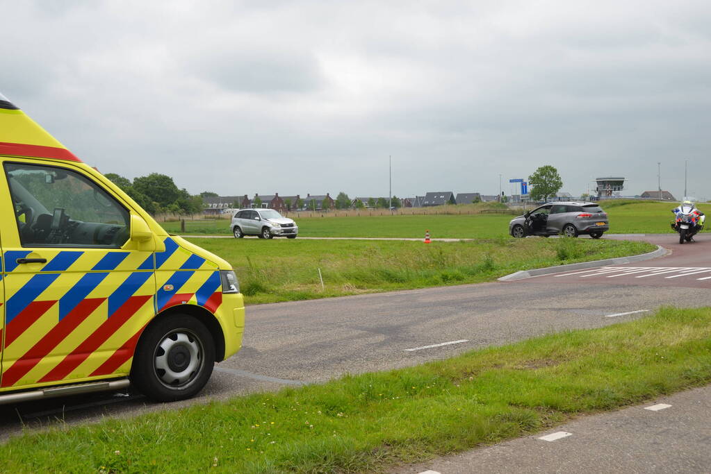 Twee auto's botsen op kruispunt