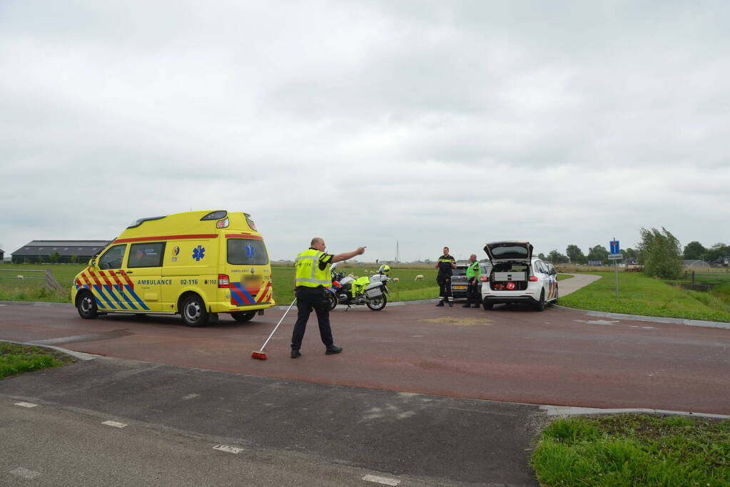Twee auto's botsen op kruispunt