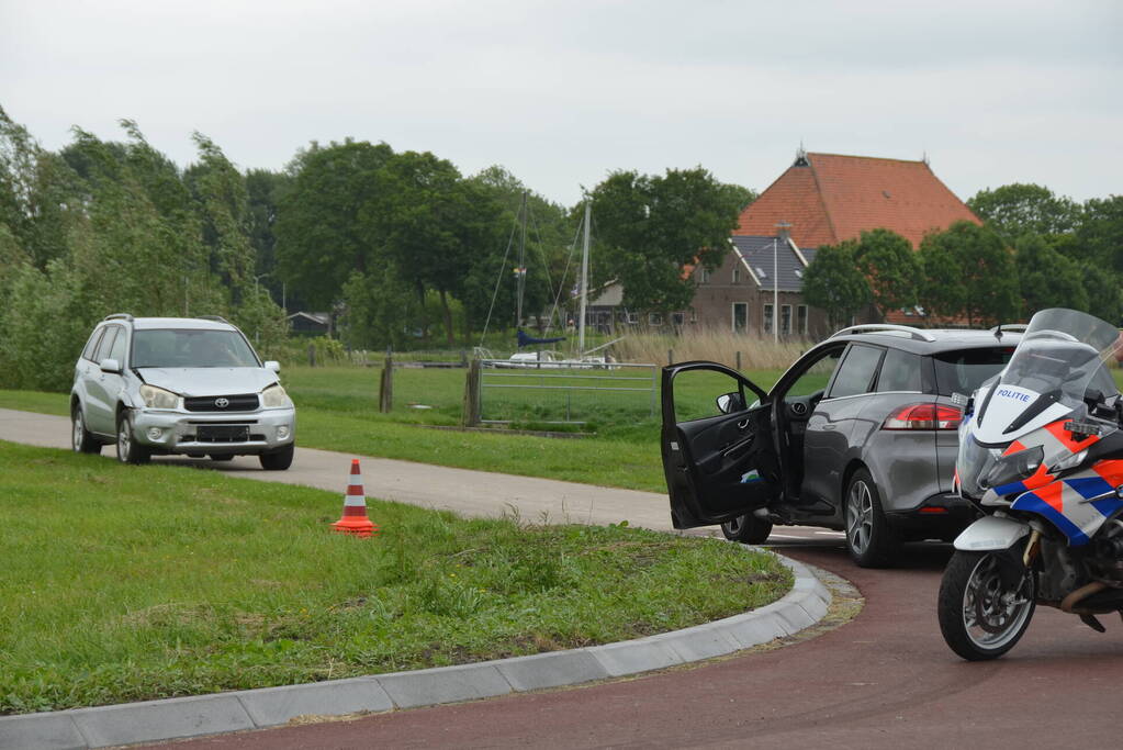 Twee auto's botsen op kruispunt