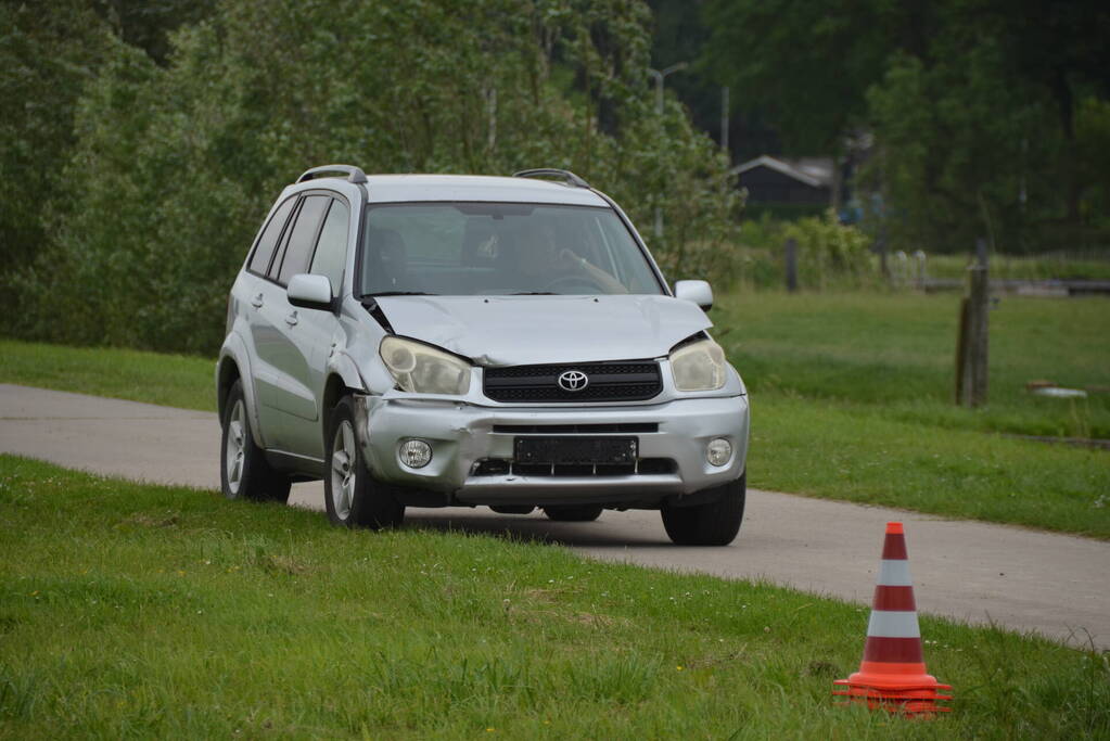 Twee auto's botsen op kruispunt