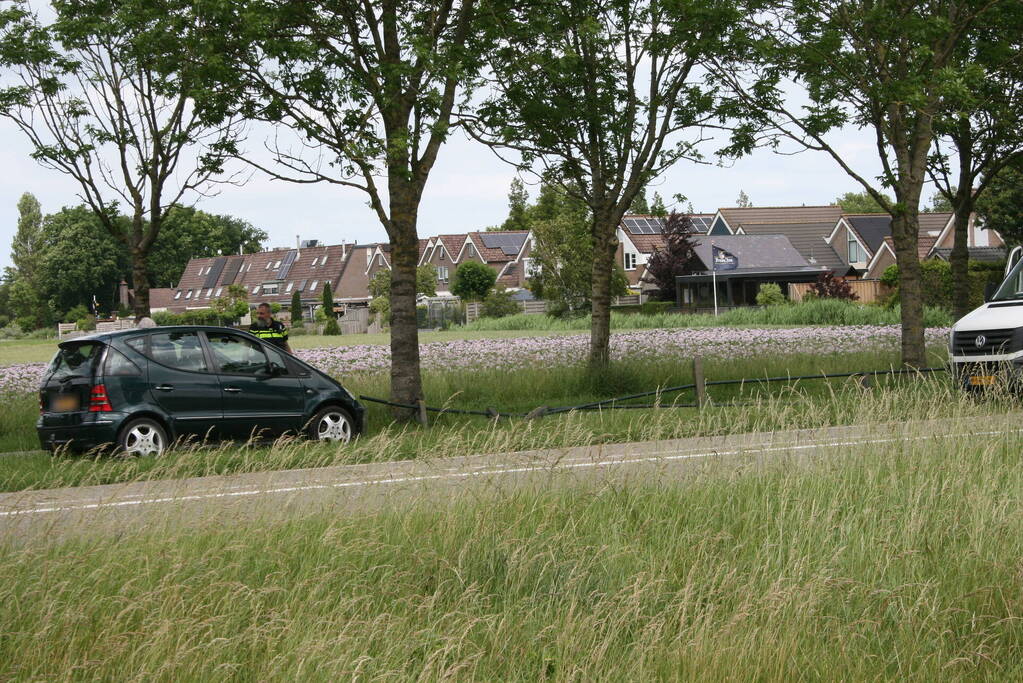 Automobiliste raakt van de weg en ramt hekwerk