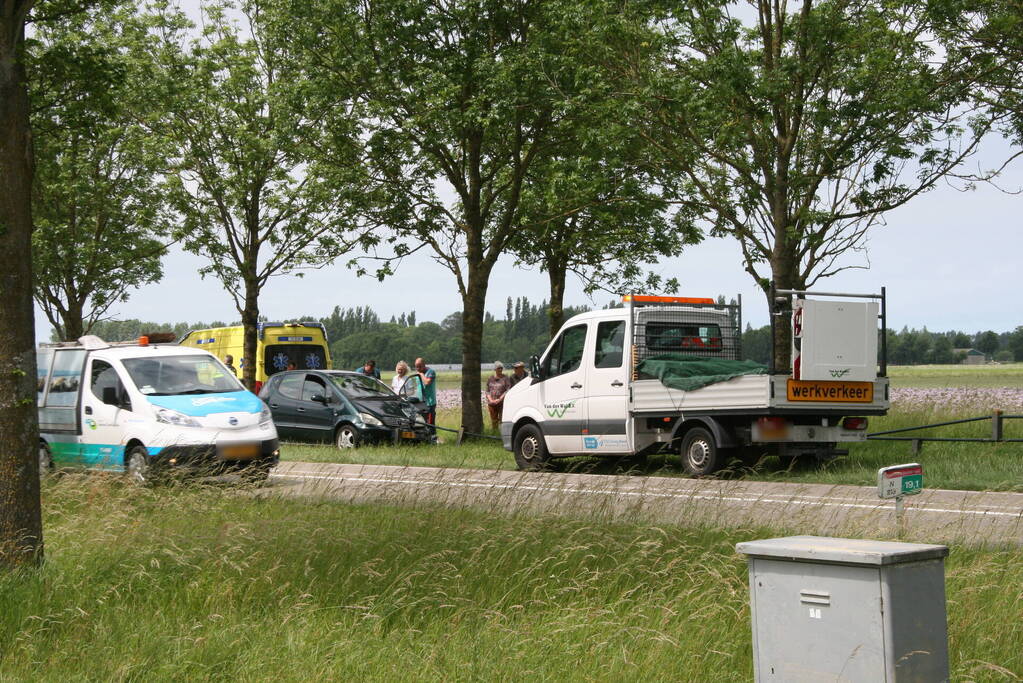 Automobiliste raakt van de weg en ramt hekwerk