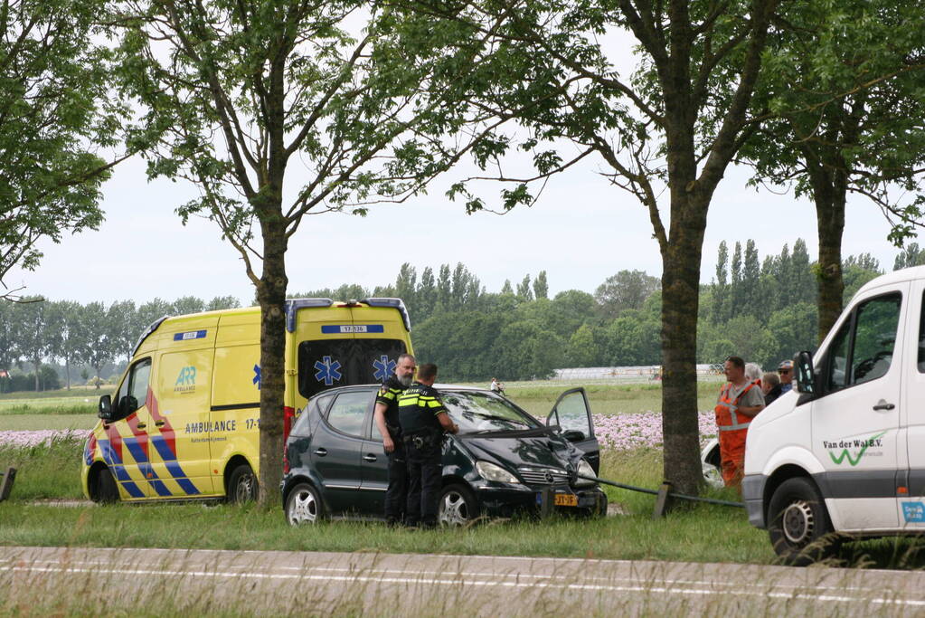 Automobiliste raakt van de weg en ramt hekwerk