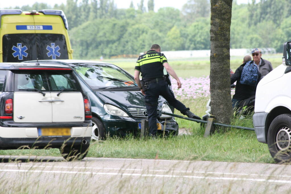 Automobiliste raakt van de weg en ramt hekwerk
