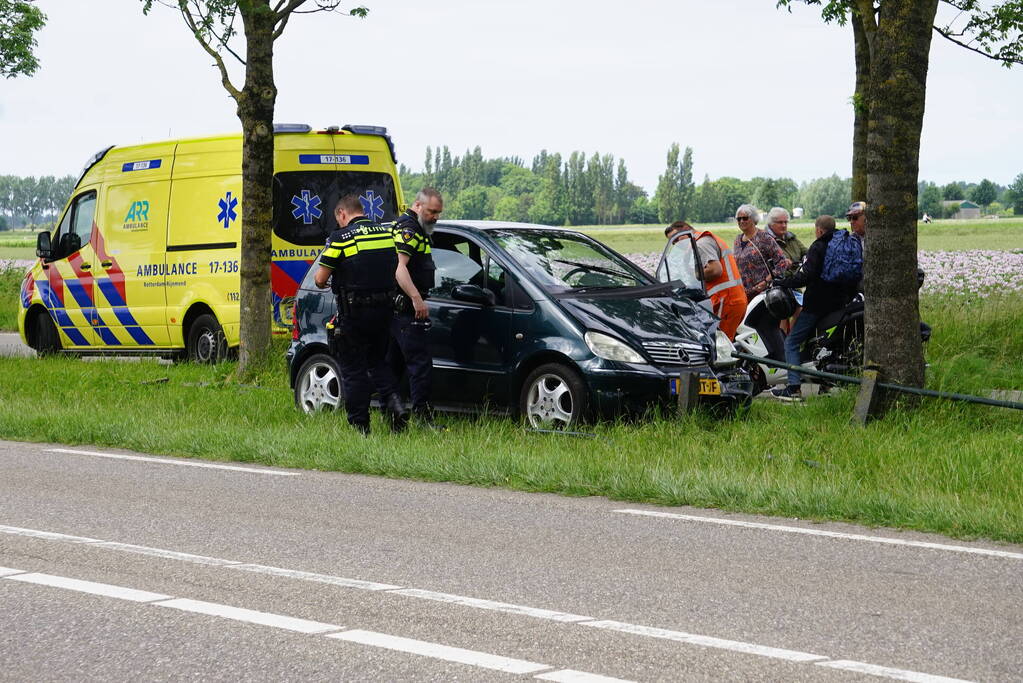 Automobiliste raakt van de weg en ramt hekwerk