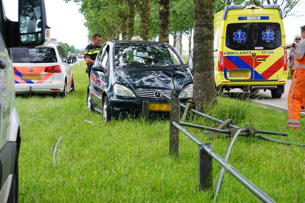 Automobiliste raakt van de weg en ramt hekwerk