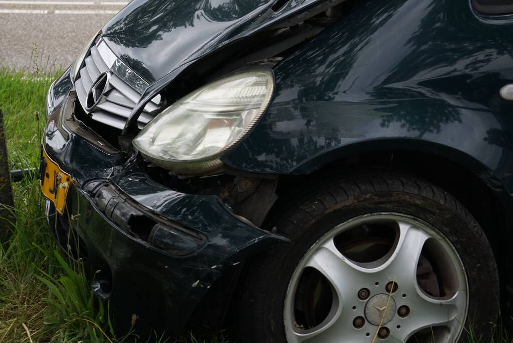 Automobiliste raakt van de weg en ramt hekwerk