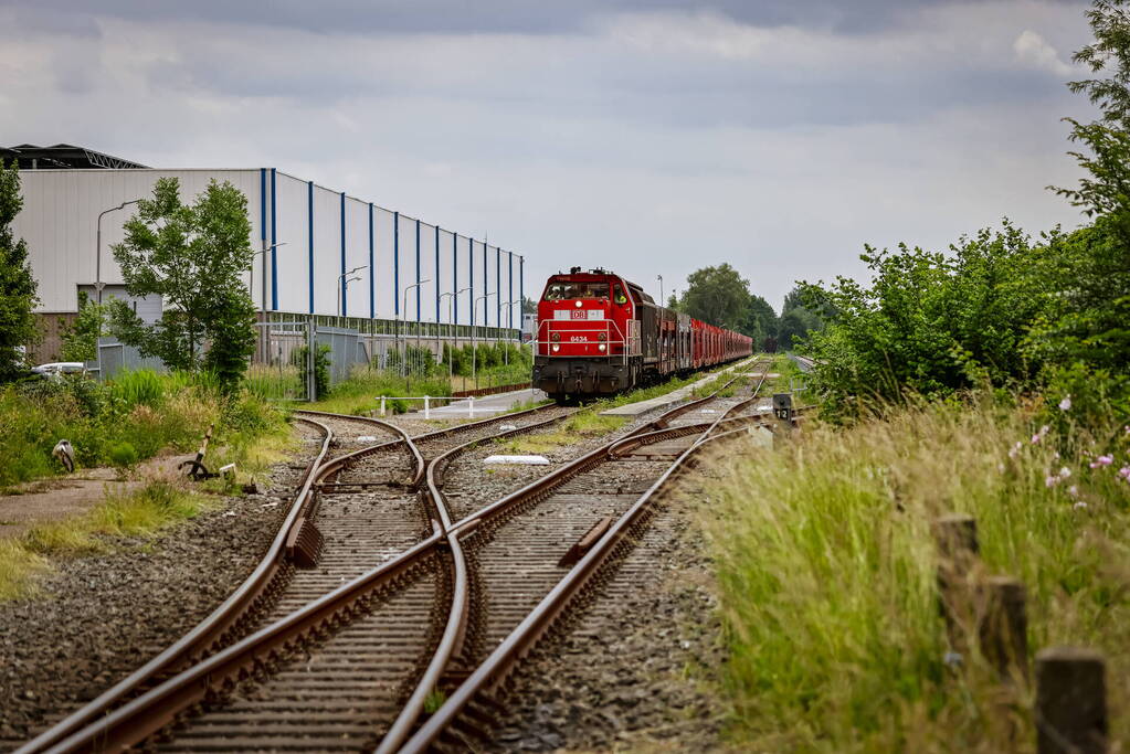 Lege goederentrein rijdt over beschadigd spoor Ponlijn
