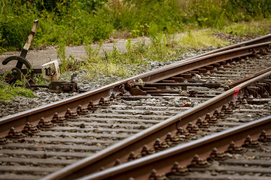 Lege goederentrein rijdt over beschadigd spoor Ponlijn