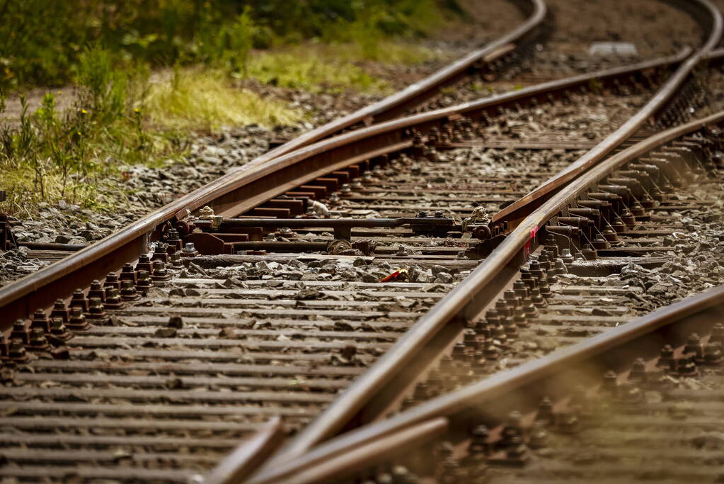 Lege goederentrein rijdt over beschadigd spoor Ponlijn