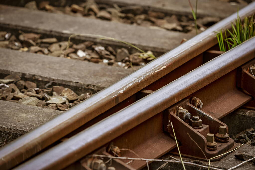 Lege goederentrein rijdt over beschadigd spoor Ponlijn