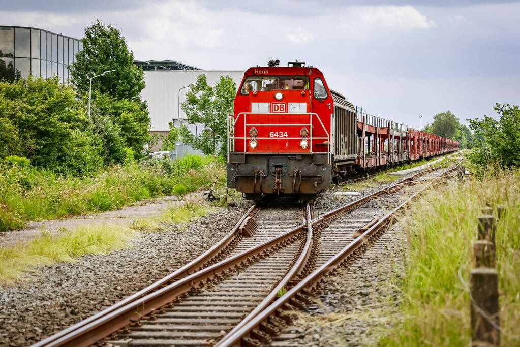 Lege goederentrein rijdt over beschadigd spoor Ponlijn
