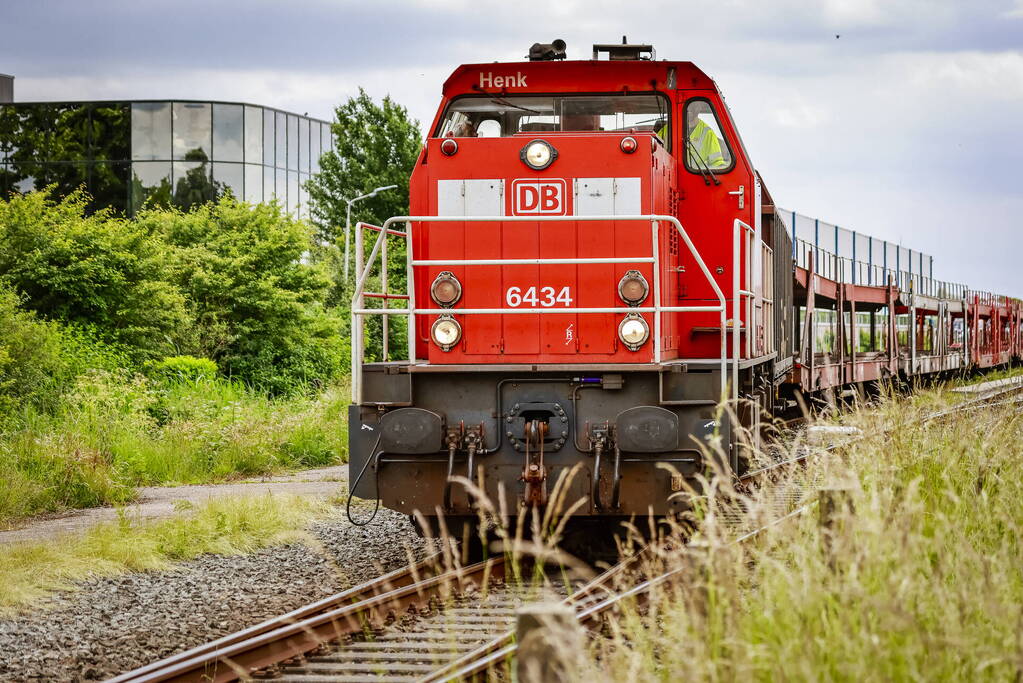 Lege goederentrein rijdt over beschadigd spoor Ponlijn