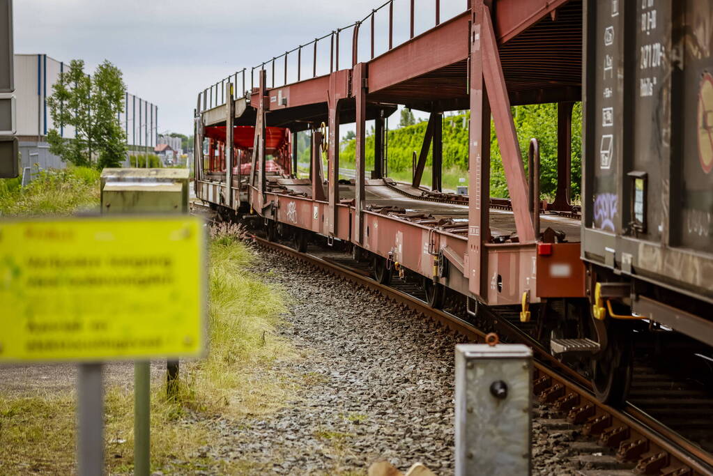 Lege goederentrein rijdt over beschadigd spoor Ponlijn