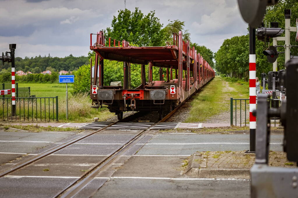 Lege goederentrein rijdt over beschadigd spoor Ponlijn